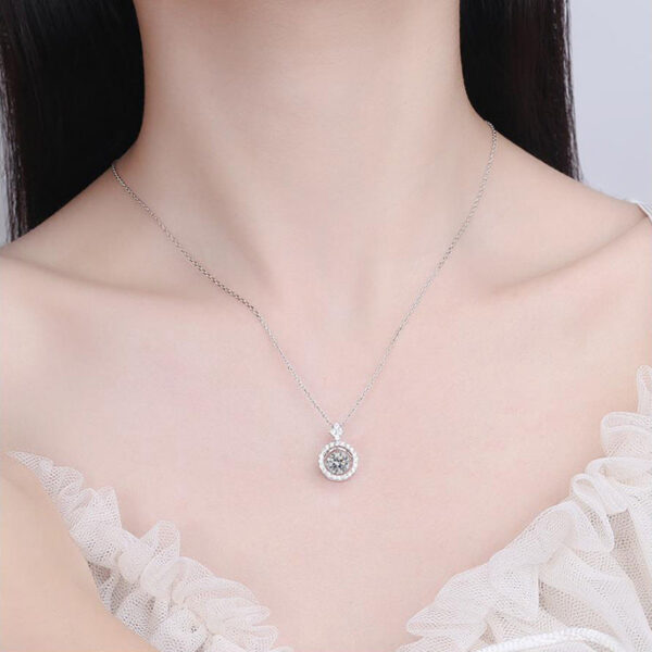 AETEEY 1CT D Color Real Moissanite Round Pendant Necklace For Women Lab Diamond S Sterling Sier Fine Jewelry Gift NE019