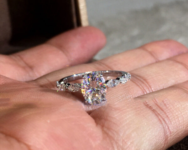 118b40d58b12e425 Exquisite Oval Moissanite Gemstone Female Jewelry Engagement Ring Six-claw Set Is More Shiny Than Diamond Gift