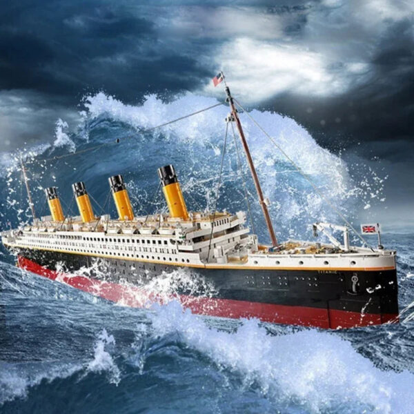 9090 pieces of Titanic, compatible with 10294 cruise ships, building blocks, children's toys, Christmas gifts, lighting in stock