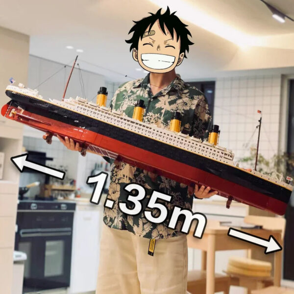 9090 pieces of Titanic, compatible with 10294 cruise ships, building blocks, children's toys, Christmas gifts, lighting in stock