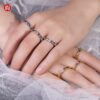 44a0b032984bee4c GIGEWE Moissanite 0.3ct 4mm Round Cut Nova Blue/Pink White Titanium Steel Ring Diamond Test Passed Fashion Claw Setting Gift