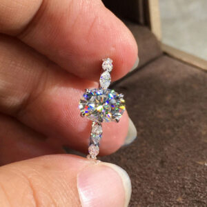 Exquisite Oval Moissanite Gemstone Female Jewelry Engagement Ring Six-claw Set Is More Shiny Than Diamond Gift