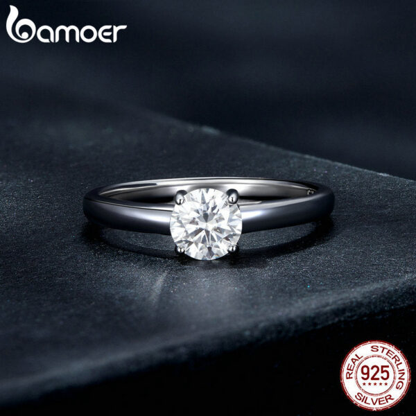 Bamoer D Color VVS1 EX Ring Round Moissanite Diamond for Women Sterling Sier Engagement Wedding Band MSR005