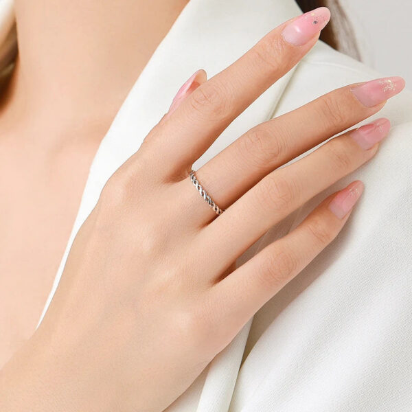 Modian Simple 925 Sterling Silver Texture Twisted Thin Stackable Small Finger Ring For Women Vintage Classic Fine Jewelry Gifts