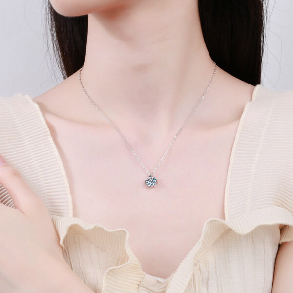 Smyoue 1ct VVS Moissanite Necklace for Women Simulated Lab Diamond Pendant Gift 100% Sterling Sier Wedding Jewelry Four-claw
